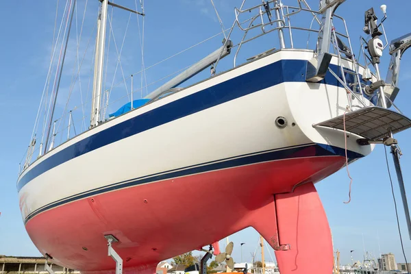 Cruising Sailboat Standing Land Yacht Marina Transportation Nautical Vessel Repair — Stock Photo, Image