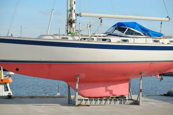 Cruising Sailboat Standing Land Yacht Marina Transportation Nautical Vessel Repair — Foto de Stock