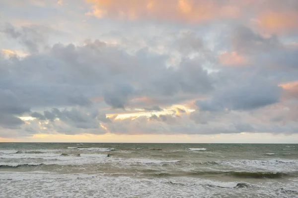 Gün Batımında Baltık Kıyılarından Panoramik Manzara Dramatik Bulutlar Parlayan Bulutlar — Stok fotoğraf