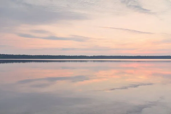 Lac Forestier Coucher Soleil Lumière Douce Soleil Nuages Brillants Reflets — Photo