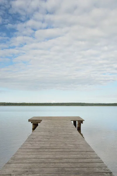 Forest River Lake Sunny Day Wooden Pier Clea Sky Reflections — Foto Stock