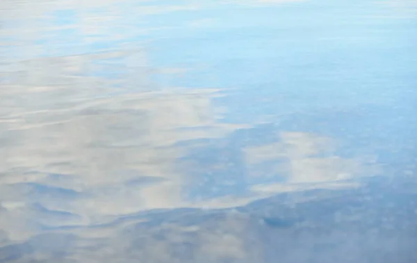 蓝天反射在晶莹清澈的水中 自然纹理 图形资源 海滩主题 — 图库照片