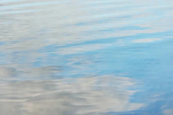 蓝天反射在晶莹清澈的水中 自然纹理 图形资源 海滩主题 — 图库照片