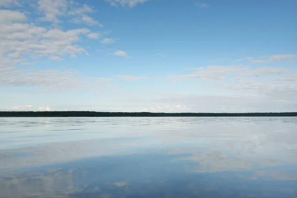 Лес Озеро Солнечный День Чистое Небо Отражения Кристально Чистой Воде — стоковое фото