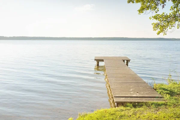 Skogsflod Sjö Solig Dag Träpir Clea Sky Reflektioner Ett Kristallklart — Stockfoto