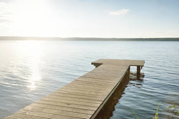 Orman nehri (göl) güneşli bir günde. Ahşap iskele. Clea gökyüzü, kristal berrak suda yansıyor. Idyllic manzara, kırsal manzara. Doğa, ekoloji, eko-turizm, yürüyüş, ekoloji beldesi, yerel turizm