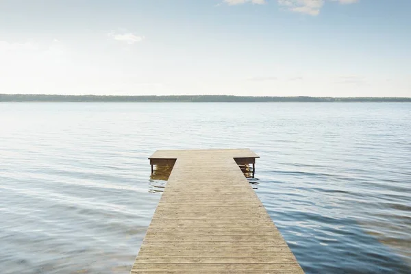 Skogsflod Sjö Solig Dag Träpir Clea Sky Reflektioner Ett Kristallklart — Stockfoto