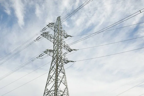 Elektrik güç hattı. Dramatik bir gökyüzü. Şehir manzarası kavramı. Enerji, enerji üretimi, ekipman, endüstri, çevresel hasar, kirlilik, ekoloji, arz, altyapı