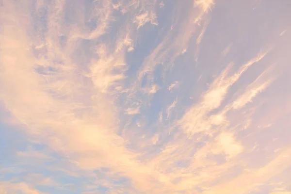 Cielo Azul Claro Con Cirros Rosados Brillantes Nubes Cúmulos Después — Foto de Stock