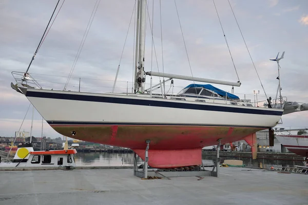 Cruising Sailboat Standing Land Yacht Marina Transportation Nautical Vessel Repair — Foto Stock