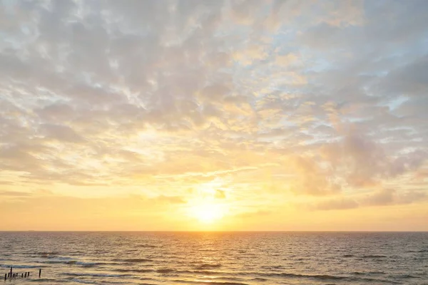夕暮れ時のバルト海沿岸からのパノラマビュー 劇的な雲 輝く雲 嵐の後の黄金の太陽 気候変動 悪天候 — ストック写真