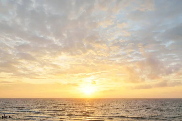 日落时从波罗的海海岸俯瞰全景 戏剧化的云彩 闪耀的云彩 风暴过后金色的阳光 气候变化 变化无常的天气 — 图库照片