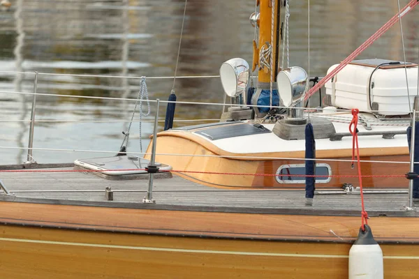 Современная Классическая Деревянная Шведская Круизная Парусная Лодка Пришвартована Пристани Яхт — стоковое фото
