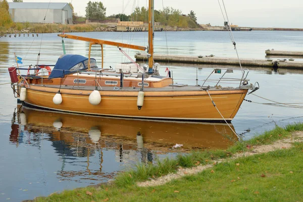 现代经典的木制瑞典游轮停泊在游艇码头上 休闲活动 航海主题 — 图库照片
