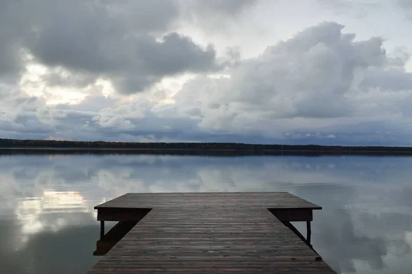 Río Del Bosque Lago Atardecer Muelle Madera Cielo Dramático Nubes —  Fotos de Stock