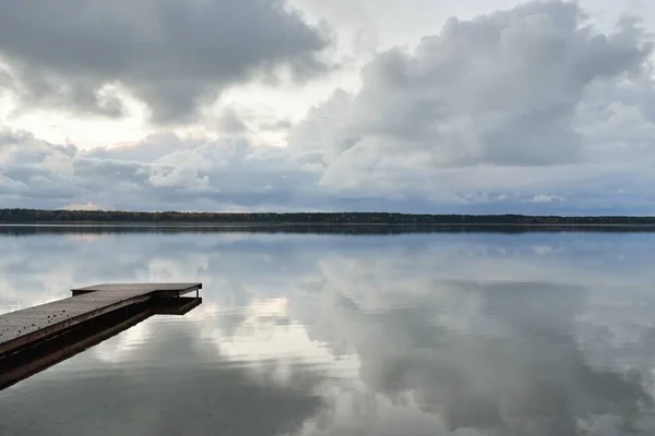 Forest River Lake Sunset Wooden Pier Dramatic Sky Dark Glowing — Fotografia de Stock