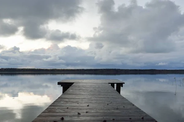 Лесная Река Озеро Закате Деревянный Пирс Драматическое Небо Темные Светящиеся — стоковое фото
