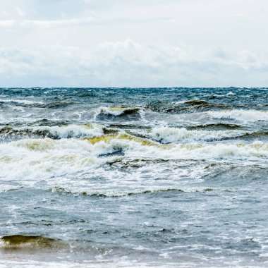 Fırtınadan sonra dramatik günbatımı bulutları altında Baltık Denizi. Dalgalar yakın çekim. Destansı deniz manzarası. Kasırga, fırtına, sert hava, meteoroloji, ekoloji, iklim değişikliği, doğal olaylar