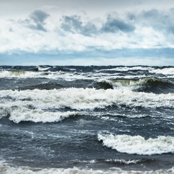Baltské Moře Pod Dramatickými Mraky Západu Slunce Bouřce Vlny Zblízka — Stock fotografie