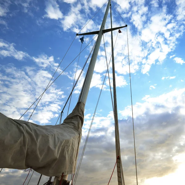 Sloop Sfałszował Jacht Płynący Spokojnej Wodzie Burzy Zachód Słońca Refleksje — Zdjęcie stockowe