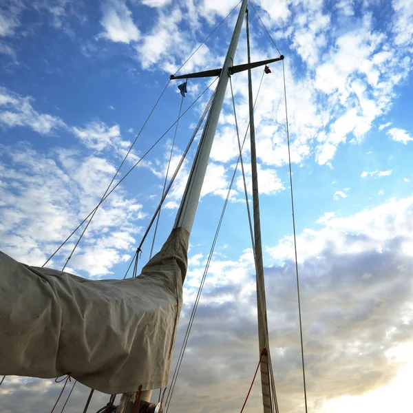 Sloop Rigged Yacht Sailing Still Water Storm Sunset Reflections Water — Photo