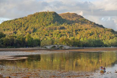 Kayalık göl kıyıları, dağlar, orman. İskoçya, İngiltere. Atmosferik manzara. Seyahat merkezleri, eko turizm, yürüyüş, doğa, çevre koruma