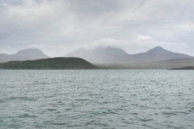 Rocky gölü kıyıları, dağ zirveleri, dağlar, vadiler ve tepeler. Yelkenliden panoramik manzara. Dramatik bir gökyüzü. İskoçya, İngiltere. Atmosferik manzara. Seyahat yerleri, dönüm noktaları, yürüyüş, eko-turizm