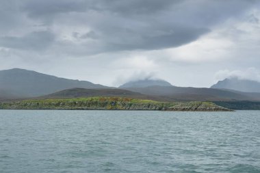 Rocky gölü kıyıları, dağ zirveleri, dağlar, vadiler ve tepeler. Yelkenliden panoramik manzara. Dramatik bir gökyüzü. İskoçya, İngiltere. Atmosferik manzara. Seyahat yerleri, dönüm noktaları, yürüyüş, eko-turizm