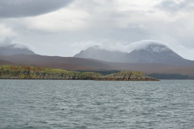 Rocky gölü kıyıları, dağ zirveleri, dağlar, vadiler ve tepeler. Yelkenliden panoramik manzara. Dramatik bir gökyüzü. İskoçya, İngiltere. Atmosferik manzara. Seyahat yerleri, dönüm noktaları, yürüyüş, eko-turizm