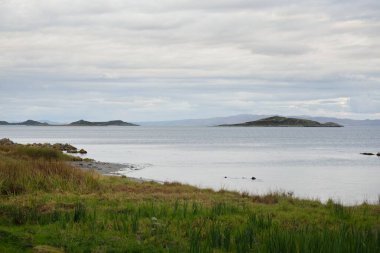 Jura adasının dağ tepeleri, vadiler ve tepeleri. Panoramik manzara. Dramatik bir gökyüzü. İskoçya, İngiltere. Atmosferik manzara. Seyahat noktaları, sınır işaretleri, yürüyüş, eko-turizm, çevre koruma