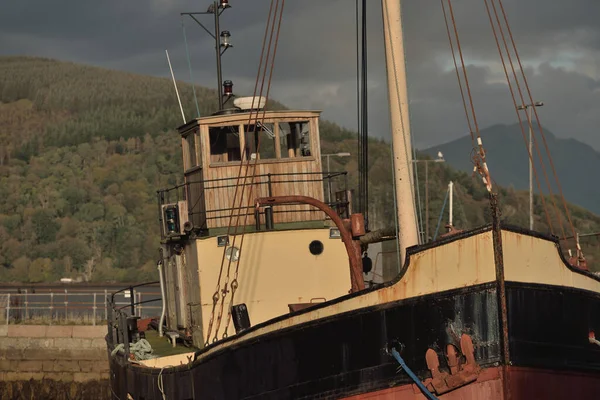 Old Red Fishing Boat Anchored Shore Loch Fyne Inveraray Argyll — Stockfoto