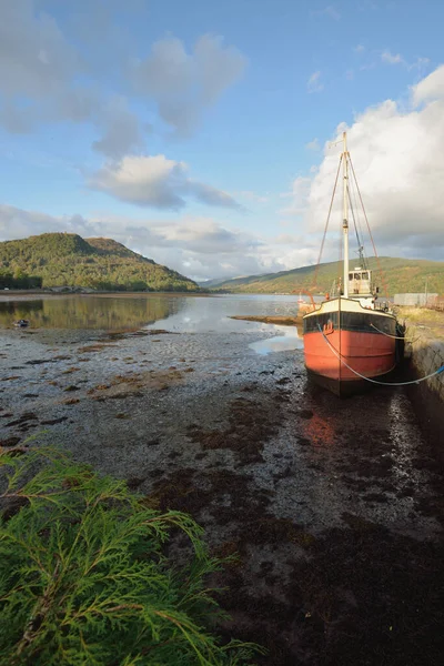Loch Fyne kıyısında demir atmış eski bir balıkçı teknesi. Inveraray, Argyll ve Bute, İskoçya, İngiltere. Seyahat yerleri, geleneksel gemi, ulaşım, deniz aracı.