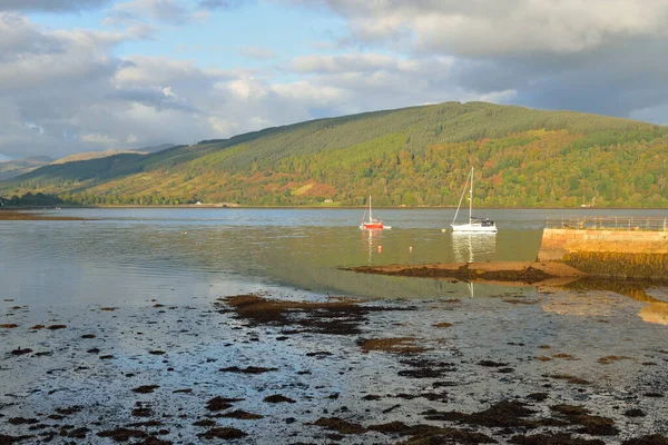 Πλοίο Αγκυροβολημένο Στη Λίμνη Τεράστιοι Δασικοί Λόφοι Σκωτία Ηνωμένο Βασίλειο — Φωτογραφία Αρχείου