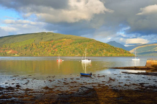 Sailboat Anchored Lake Majestic Forest Hills Scotland Atmospheric Landscape Travel — Zdjęcie stockowe