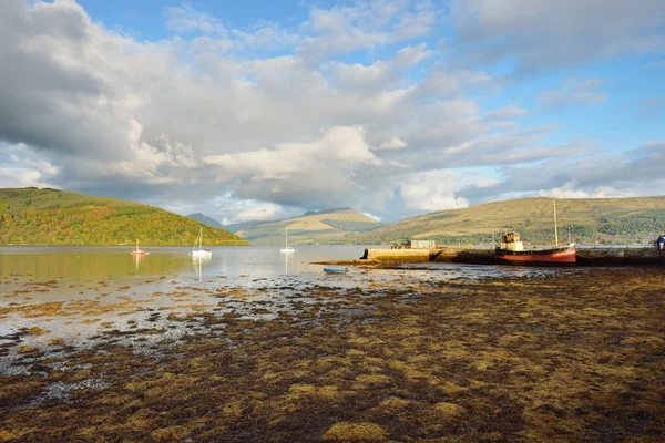 Loch Fyne kıyısında demir atmış eski bir balıkçı teknesi. Inveraray, Argyll ve Bute, İskoçya, İngiltere. Seyahat yerleri, geleneksel gemi, ulaşım, deniz aracı.