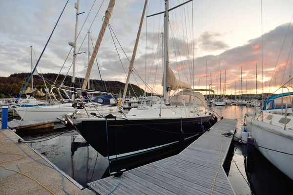Eleganta Och Moderna Segelbåtar Förtöjda Till Brygga Yacht Marina Vid — Stockfoto
