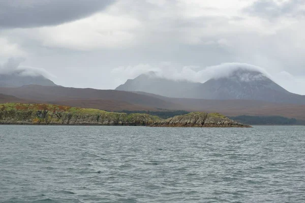 Rocky gölü kıyıları, dağ zirveleri, dağlar, vadiler ve tepeler. Yelkenliden panoramik manzara. Dramatik bir gökyüzü. İskoçya, İngiltere. Atmosferik manzara. Seyahat yerleri, dönüm noktaları, yürüyüş, eko-turizm