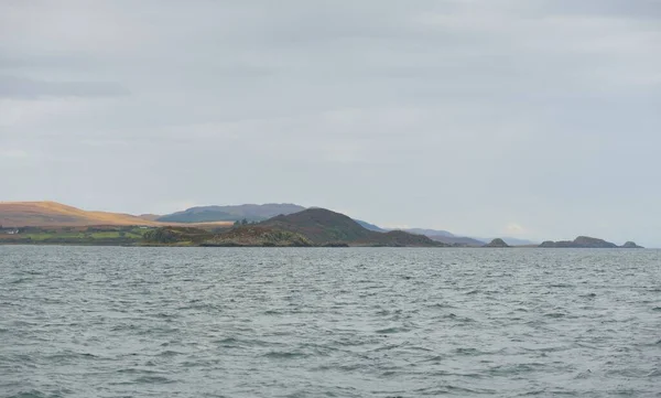 Rotsachtige Oever Van Het Meer Bergtoppen Bergen Dalen Heuvels Panoramisch — Stockfoto