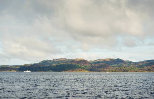 在苏格兰罗瑟西的岩石海岸 山丘和山谷之上 有着壮观的天空 从帆船上俯瞰全景 旅游目的地 自然主题 — 图库照片