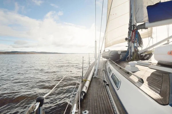 Sloop Rigged Modern Yacht Wooden Teak Deck Sailing Rocky Lake — стоковое фото