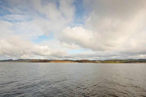 바위투성이 스코틀랜드 구릉지 골짜기 하늘이 펼쳐져 배에서 내려다본 목적지 하이킹 — 스톡 사진
