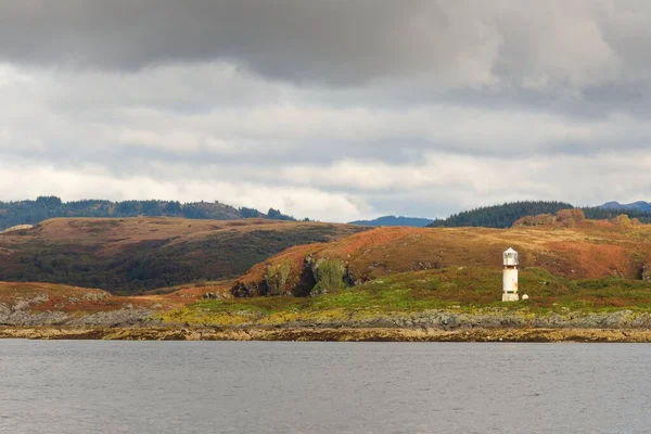 スコットランドのロザイの岩の多い海岸 丘や谷の上の劇的な空 セーリングボートからのパノラマビュー 旅行先 ハイキング ランドマーク 生態系 自然テーマ — ストック写真