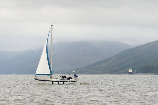 Яхта Плывущая Возле Скалистого Берега Озера Ротсей Шотландия Великобритания Морское — стоковое фото