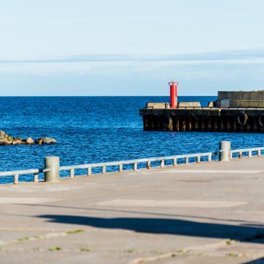 Gün batımında Baltık kıyısı manzarası. Gökyüzü açık. Dalgalar ve su sıçramaları. Idyllic deniz manzarası. Ruhnu Adası, Estonya