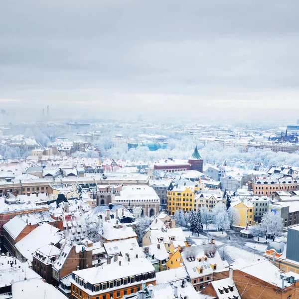 冬季从圣彼得教堂俯瞰里加古城和多加瓦河的全景 白雪覆盖的房子 拉脱维亚 — 图库照片