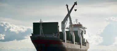 Geniş modern kargo vinç gemisi (142 metre uzunluğunda). Nakliye, deniz taşımacılığı, lojistik, küresel iletişim, ekonomi, iş, endüstri. Panoramik görünüm