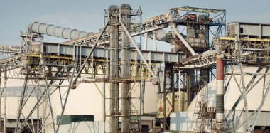 Kargo limanı terminalinde kimyasal gübreler için yeni bir depo. Baltık Denizi, Letonya. Yük taşımacılığı, lojistik, küresel iletişim, ekonomi, ticaret, sanayi, çevresel hasar, kirlilik