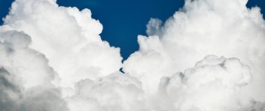 Süslü bulutlar. Dramatik bir gökyüzü. Destansı fırtına bulutları. Yumuşak güneş ışığı. Panoramik görüntü, doku, arkaplan, grafik kaynakları, tasarım, kopyalama alanı. Meteoroloji, cennet, umut, barış kavramı