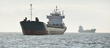 Genel kargo gemisi (88 metre uzunluğunda) Baltık Denizi 'nde yol alıyor. Nakliye, lojistik, küresel iletişim, ekonomi, sanayi, arz, çevre