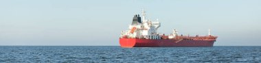 Büyük kırmızı kargo gemisi (petrol kimyasal tankeri, 184 metre uzunluğunda) Baltık Denizi 'nde yol alır. Nakliye, lojistik, küresel iletişim, ekonomi, sanayi, arz, çevre